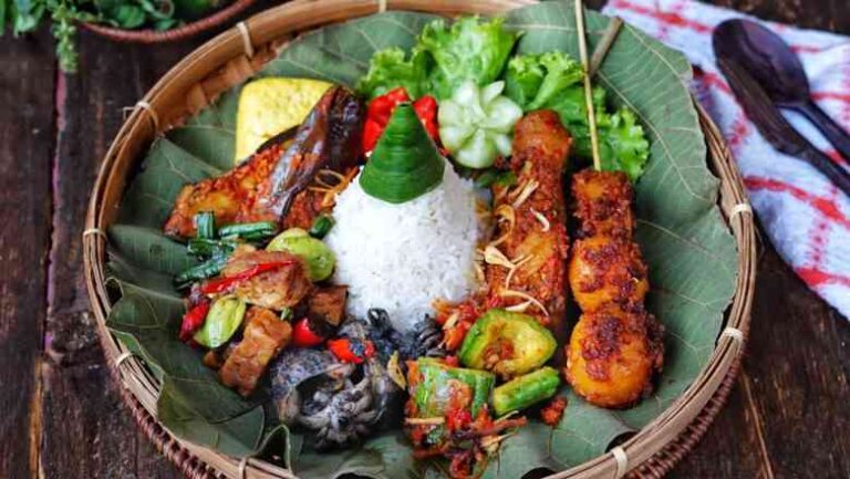 Nasi Jamblang Cirebon: Kuliner Unik dengan Daun Jati