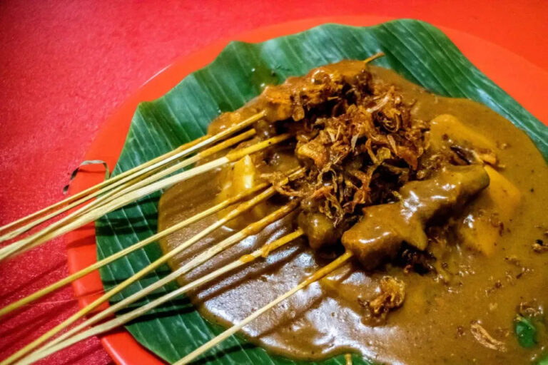 Sate Padang: Kuliner Minang dengan Kuah Kental Rempah