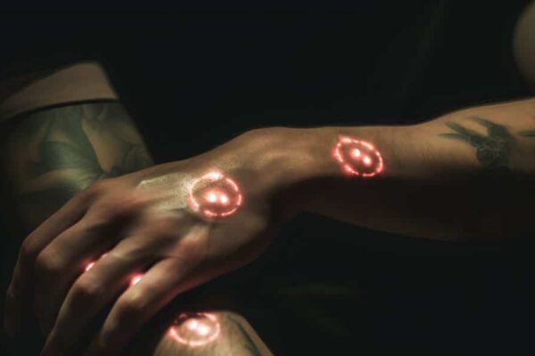 Risiko dan Etika dalam Biohacking: Pertimbangan Kesehatan, Legalitas, Privasi Data, Dampak Jangka Panjang, Suplemen dan Teknologi, Eksperimen Genetik, Wearable Devices, Neurofeedback, Cryotherapy, serta Praktik Aman untuk Biohacking Modern